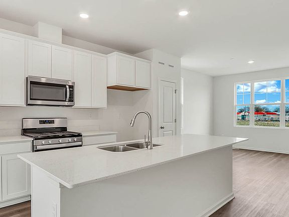 4th image of 2164 Glacier St