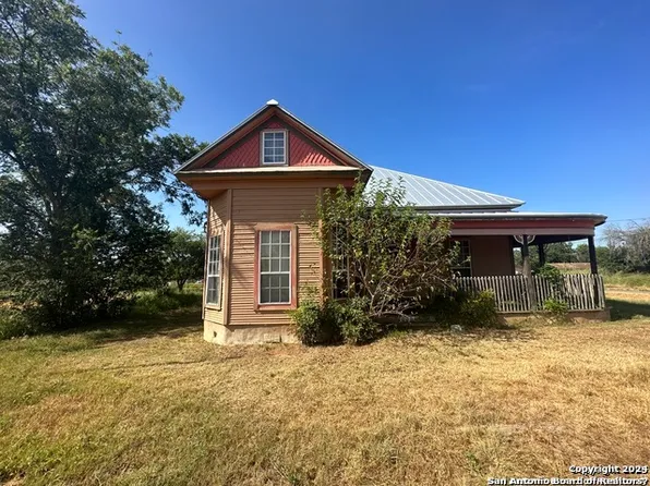 301 E Miller St, Dilley, TX 78017