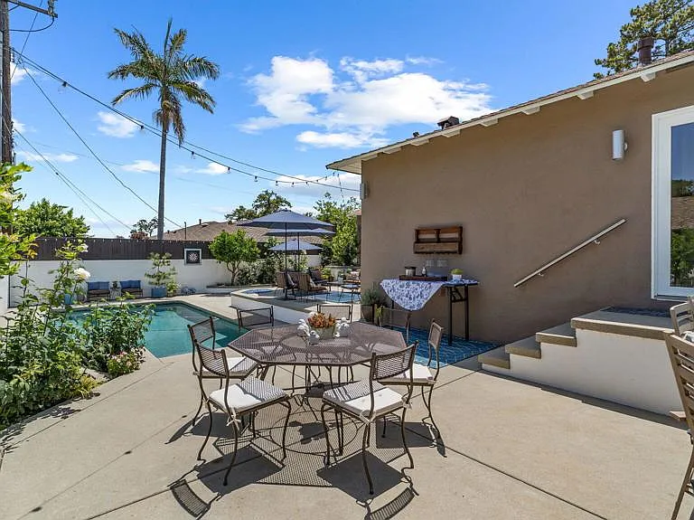 2030 N Altadena Dr — Photo 49