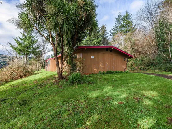 94505 Golf Course Ln, North Bend, OR 97459