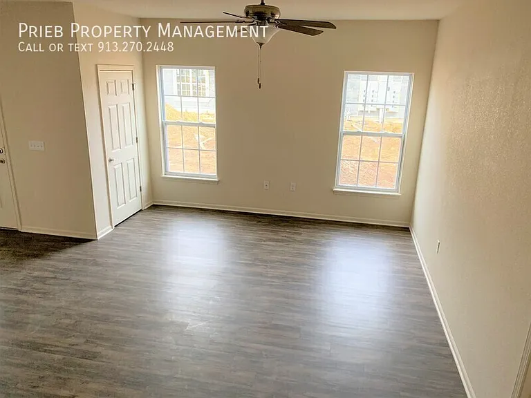 21652 W 126th Ter #21 — Photo 2