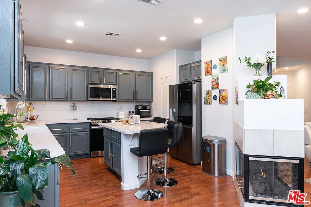 4 bed, 3.0 bath, 2353 sqft, $4,900 — Photo 4