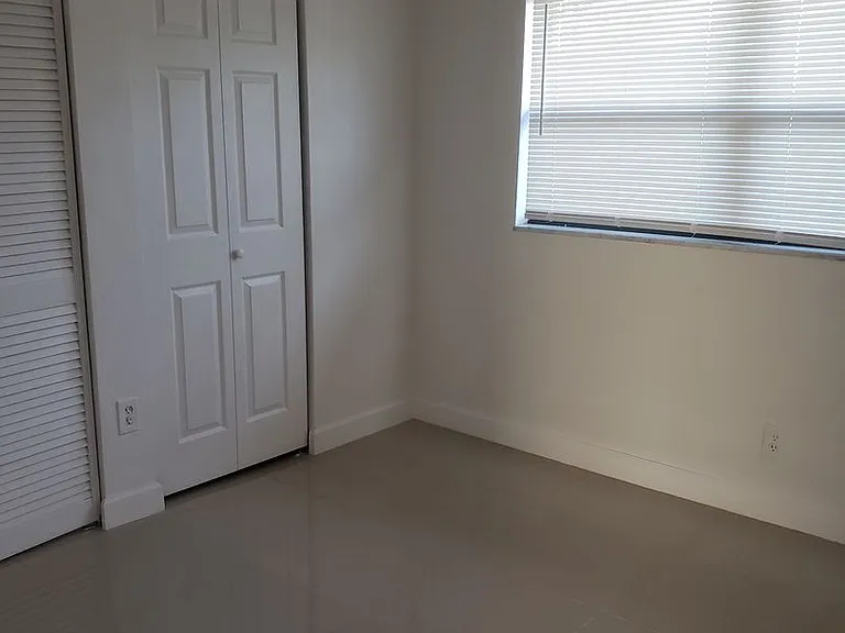 940 Lockhart St — Photo 12
