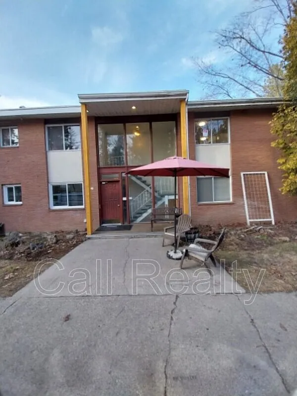 Building Photo - 904 W Lincoln Pl #2