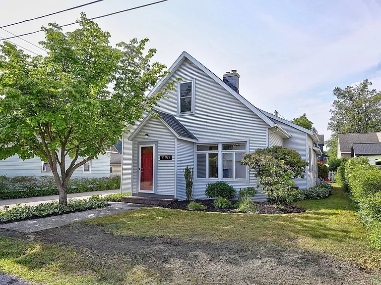 1190 Lakeview Dr — Photo 3