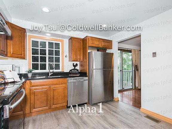 Brand new kitchen with quartz counters
