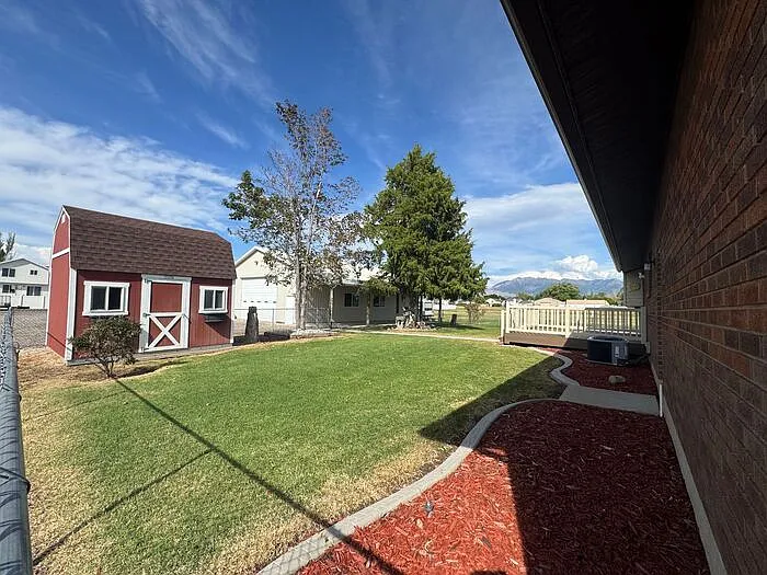 3 bed, 2.0 bath, 2800 sqft, $2,300 — Photo 4