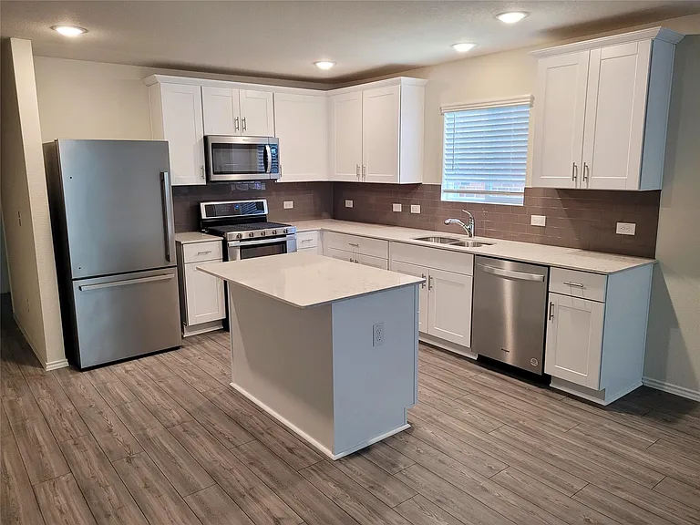 1049 Knightly Ln — Photo 4