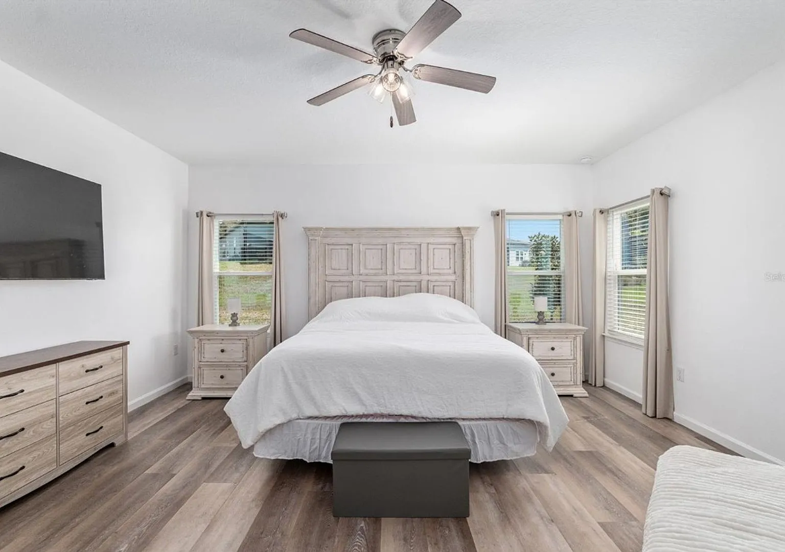 Gorgeous 4/3 with 3 Car Garage — Photo 4