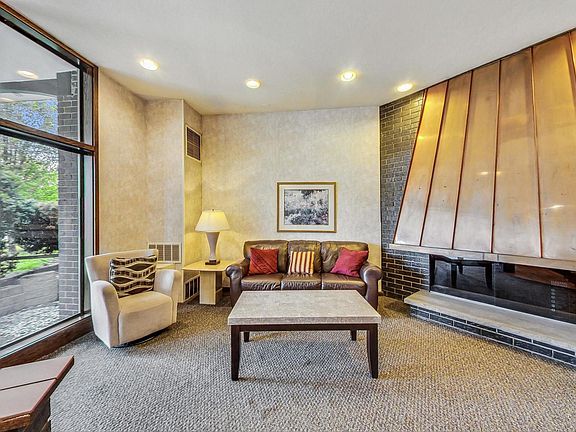 5th image of 4840 Foster St APT 411