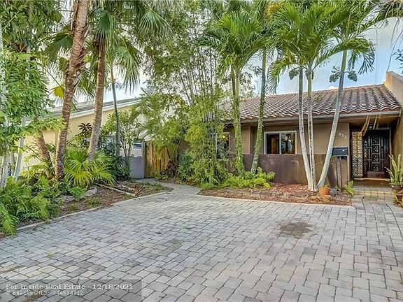 2nd image of 833 SW 12th Pl #833