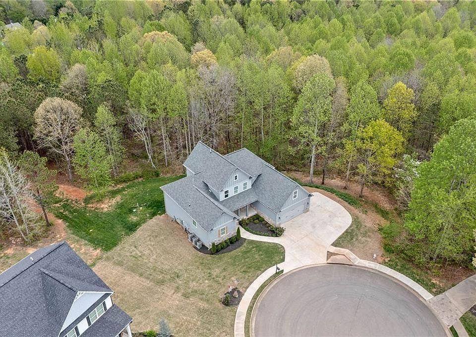 1st image of 2 Village Rdg