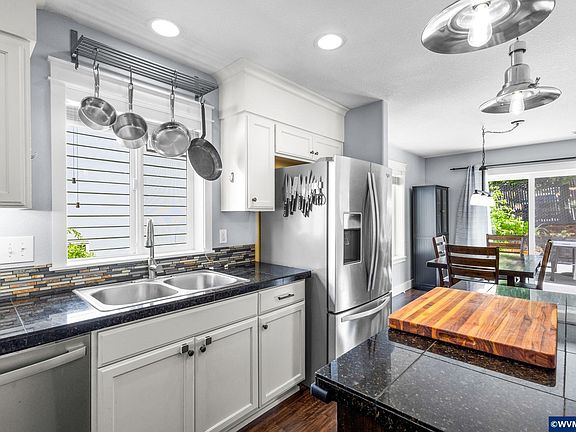 5th image of 856 Crouchen St NW
