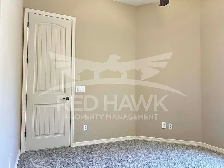 1748 N Makalu Cir — Photo 12