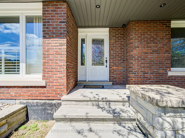 102 Stratford Cres — Photo 3