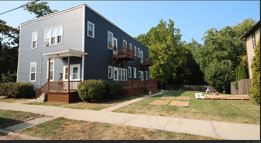 2 Bed/1 Bath - Upper Unit with a Personal Balcony — Photo 2