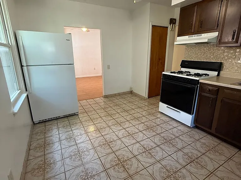 2824 Clermont Ave — Photo 6