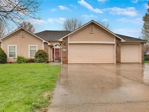 1608 SE Hocker St, Lees Summit, MO 64081