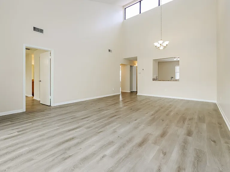 304 Lakeview Dr E — Photo 4