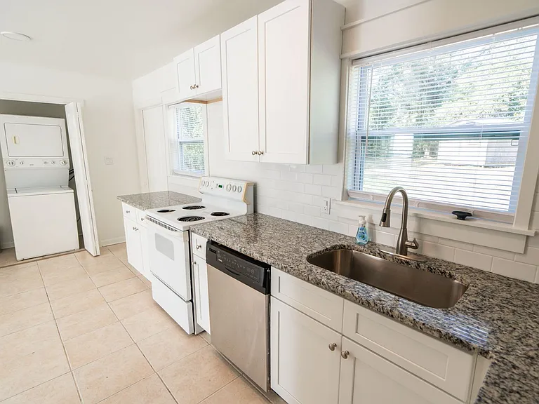 406 Essex Dr — Photo 11