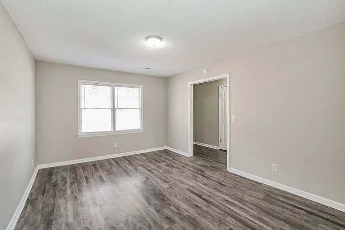 3 bed, 1.0 bath, 1323 sqft, $1,945 — Photo 4