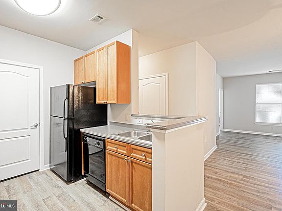 4th image of 205 Meeting House Station Sq APT 404