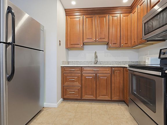 3rd image of 1185 Adams St APT 17