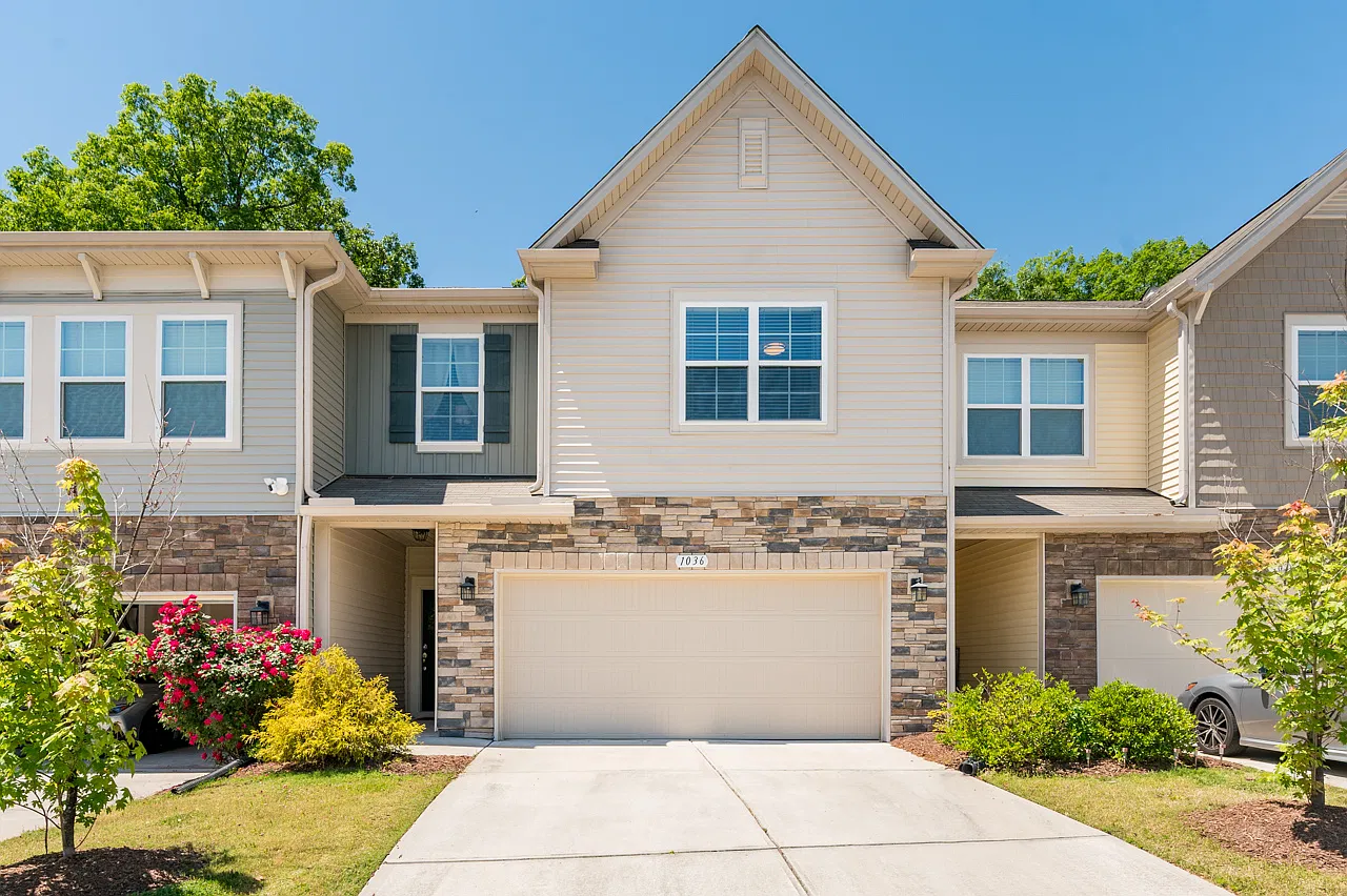 3 bed, 2.5 bath, 2121 sqft, $2,700 — Photo 1