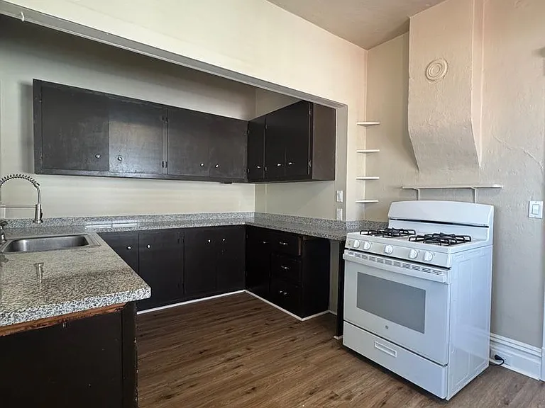 513 E Walnut St — Photo 11