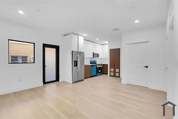 1037 NW 2nd St #2C — Photo 2