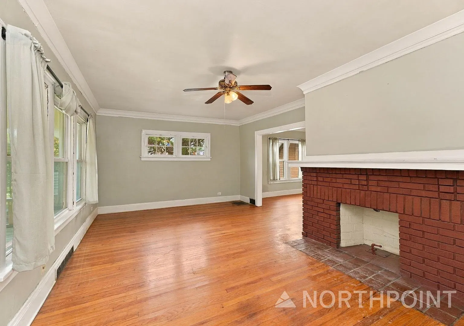 Beautiful Cleveland Heights 2 Bedroom 1 Bath Available Now! — Photo 2