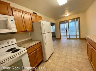 820 24th Ave S APT 16, Moorhead, MN 56560