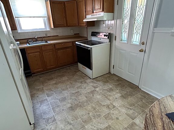 3rd image of 15 E Avon Rd