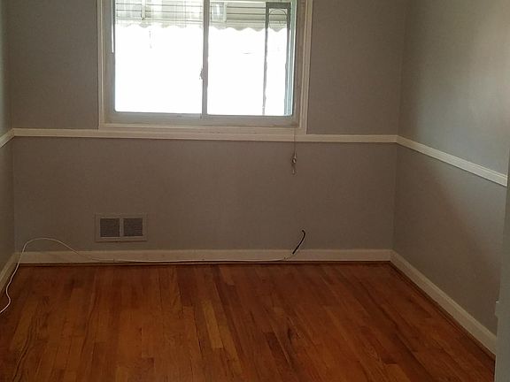 Dining room, newly refinished Hardwood floors, Ceiling fan