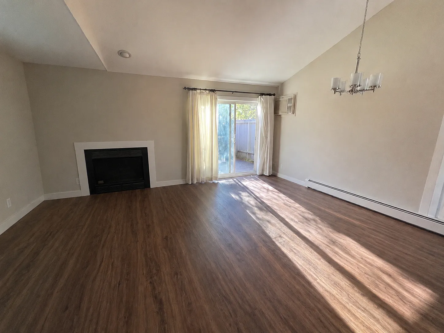 4 bed, 2500 sqft, $3,995 — Photo 3