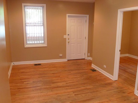 5th image of 900 N Ashland Ave APT 1R