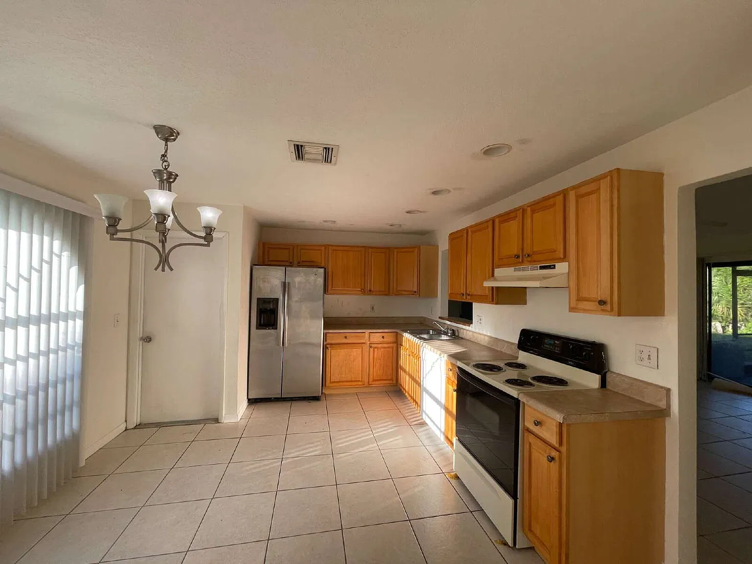 3 bed, 2.0 bath, 1425 sqft, $1,650 — Photo 2