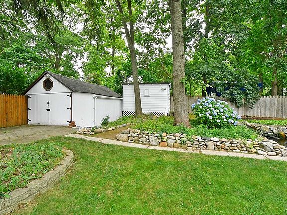 3rd image of 46 Westbury Dr