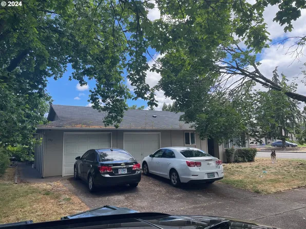 997 Cloverleaf Loop, Springfield, OR 97477