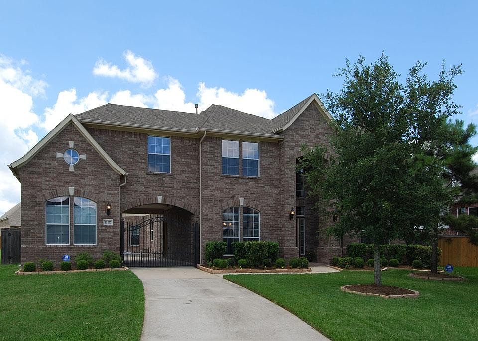 Stunning 4 bed 3/1 bath in Villages of Diamond Bay in the master plan community of Shadow Creek Ranc