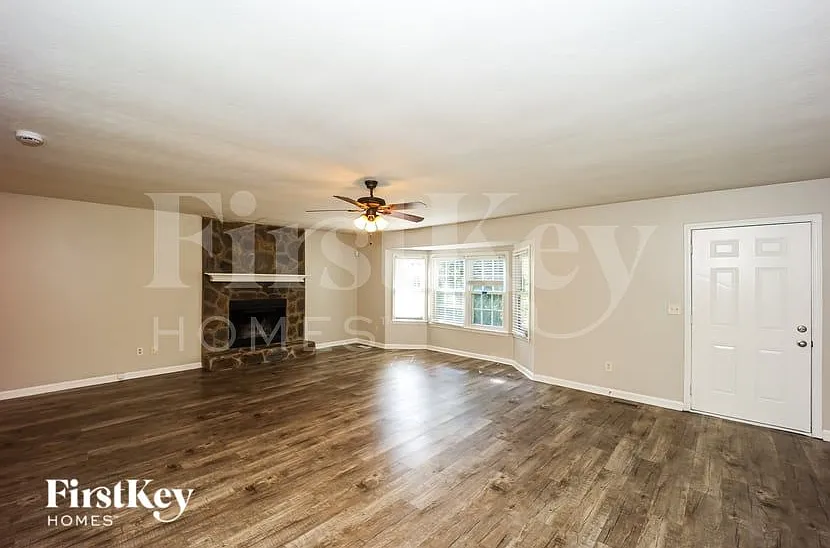 3 bed, 2.0 bath, 1408 sqft, $2,120 — Photo 2