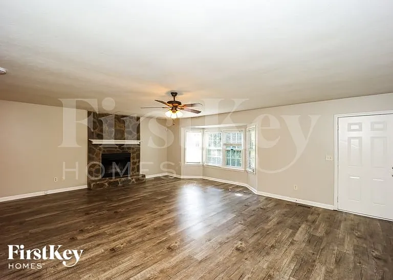 420 Freestone Dr — Photo 2
