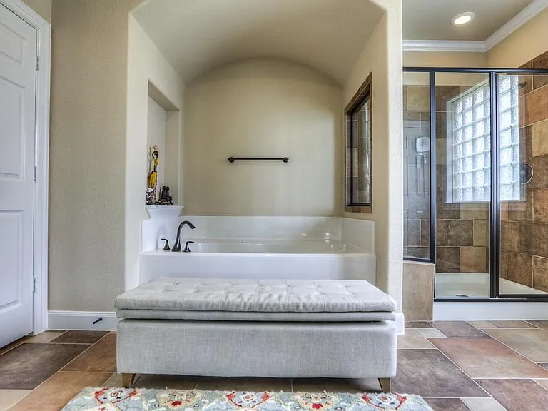 154 W Hullwood Ct — Photo 32