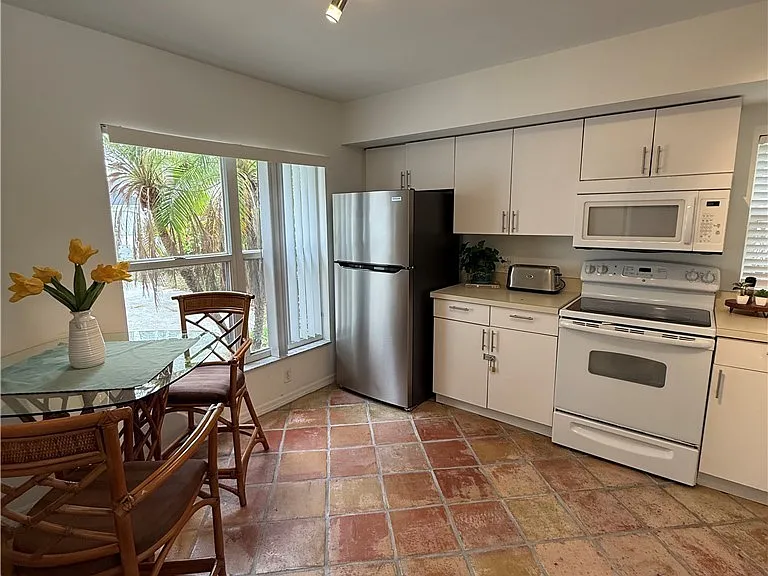 15009 Cloverdale Dr — Photo 8
