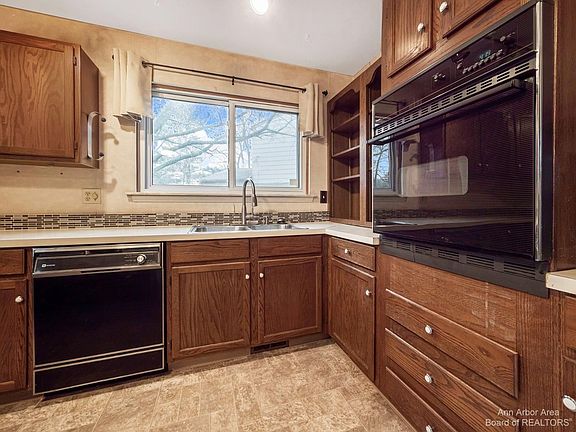 5th image of 1708 Dover Ct