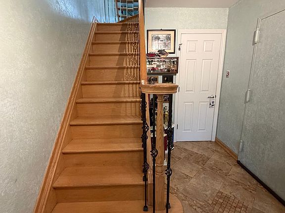 5th image of 556 Dongan Hills Ave #13A