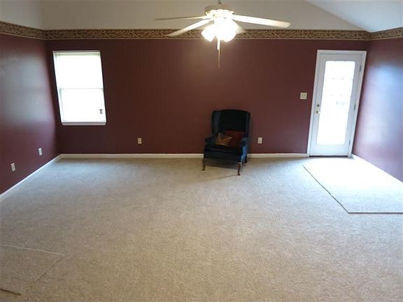 3rd image of 141 Woodview Dr