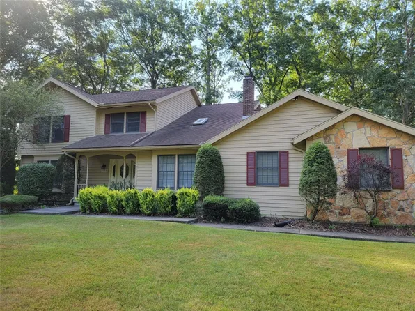 920 Southern Pines Dr, Endwell, NY 13760