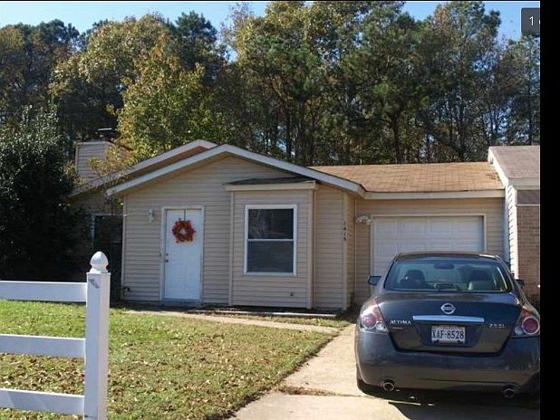 Single Story with Garage 
One car fits in the driveway