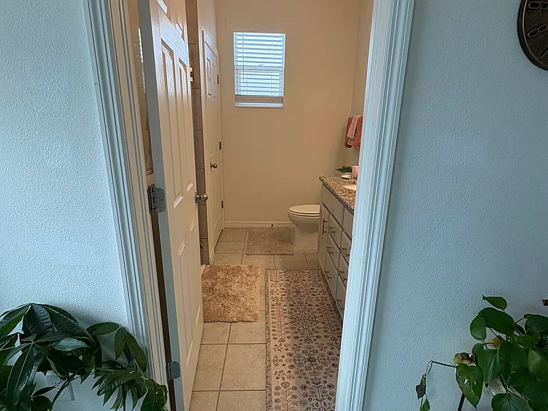 From master bed to en suite bath